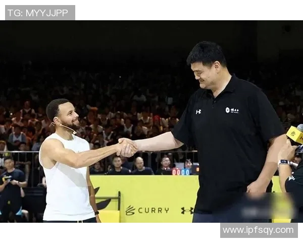 排队拥抱姚明感受巨人温暖与篮球精神的交融之旅